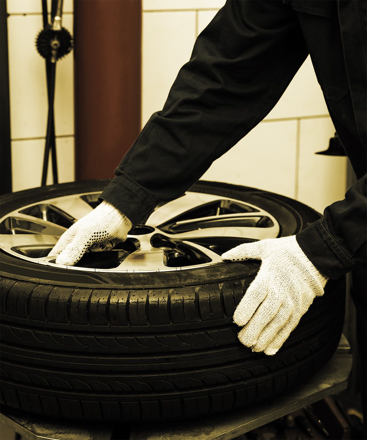 Ein Mann prüft die Beschaffenheit des Reifens.